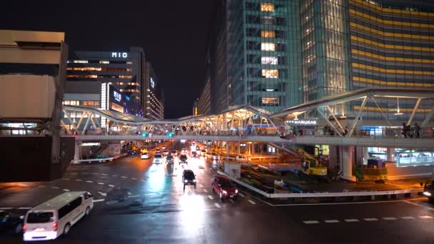 Verkehr passiert eine vielbefahrene Kreuzung in Osaka — Stockvideo