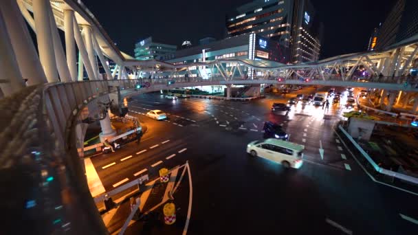 Forgalom áthalad egy forgalmas útkereszteződés Osaka — Stock videók