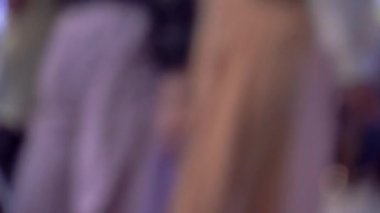 Shibuya içinde Tokyo meşgul bir kavşak geçiş insanların görünümünü bulanık bokeh
