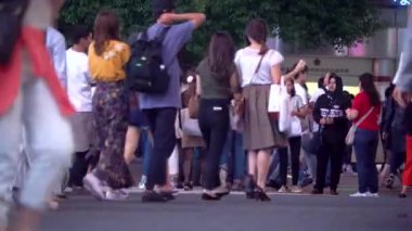 Shibuya, Tokyo, Japonya içinde ünlü kavşak kişi arası