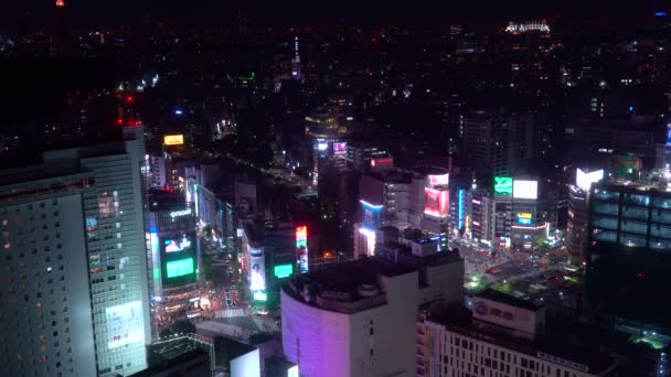 Mensen steken de beroemde kruising in Shibuya, Tokyo, Japan — Stockvideo