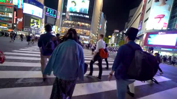 Shibuya, Tokyo, Japonya içinde ünlü kavşak kişi arası — Stok video