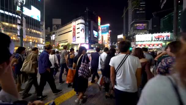 Personer passera berömda korsningen i Shibuya, Tokyo, Japan — Stockvideo