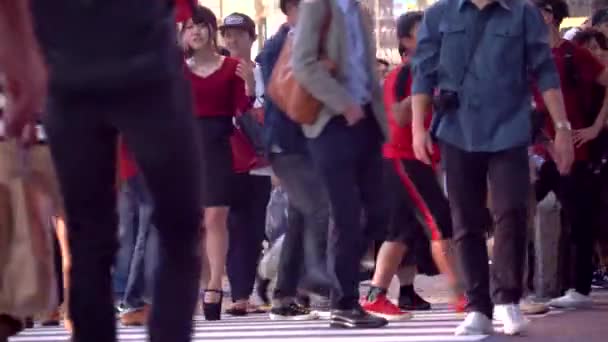 Mensen steken de beroemde kruising in Shibuya, Tokyo, Japan — Stockvideo