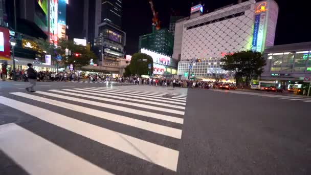 La gente cruza la famosa intersección en Shibuya, Tokio, Japón — Vídeo de stock