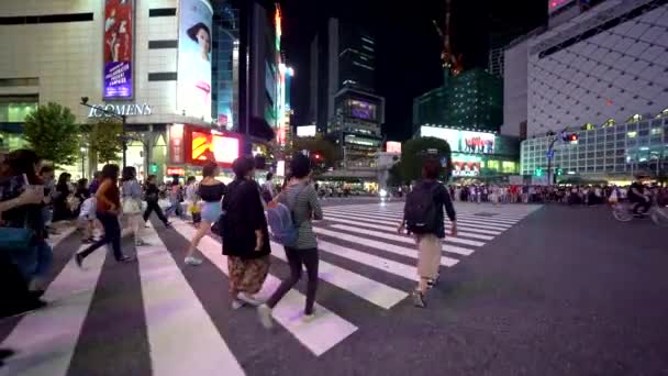 La gente cruza la famosa intersección en Shibuya, Tokio, Japón — Vídeo de stock