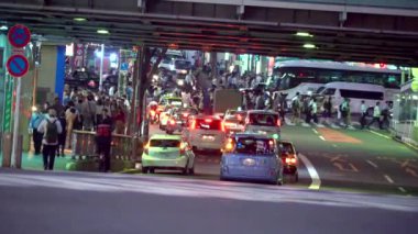 Shibuya, Tokyo, Japonya içinde ünlü kavşak trafik haçlar