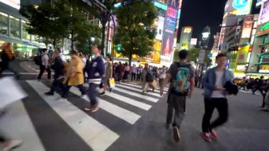 Shibuya, Tokyo, Japonya içinde ünlü kavşak kişi arası