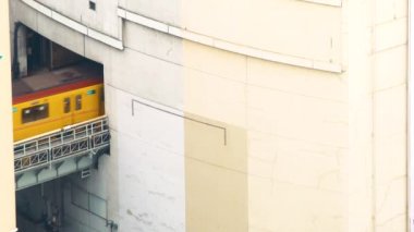 Shibuya, Tokyo, Japonya içinde bir tünelinden geçen tren