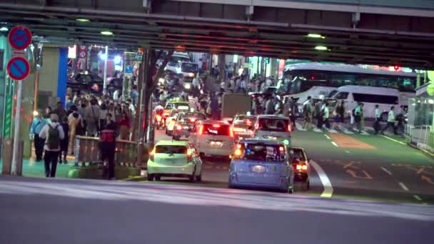Движение пересекает знаменитый перекрёсток в Сибуе, Токио, Япония — стоковое видео