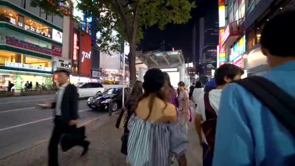Ludzie krzyż słynne skrzyżowanie w Shibuya, Tokio, Japonia — Wideo stockowe