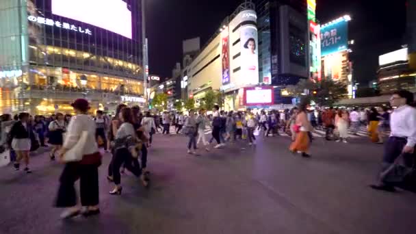 As pessoas atravessam o famoso cruzamento em Shibuya, Tóquio, Japão — Vídeo de Stock