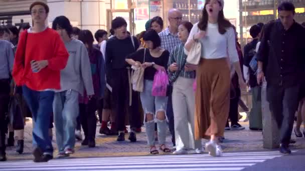 Lidé přes slavné křižovatku v Shibuya, Tokio, Japonsko — Stock video
