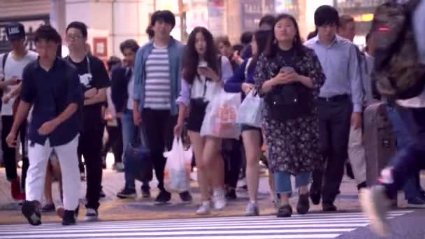 La gente cruza la famosa intersección en Shibuya, Tokio, Japón — Vídeo de stock