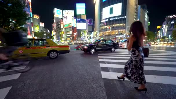 La gente attraversa il famoso incrocio a Shibuya, Tokyo, Giappone — Video Stock