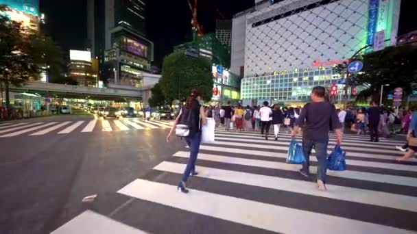 La gente cruza la famosa intersección en Shibuya, Tokio, Japón — Vídeo de stock