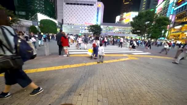 As pessoas atravessam o famoso cruzamento em Shibuya, Tóquio, Japão — Vídeo de Stock