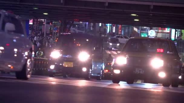 Shibuya, Tokyo, Japonya içinde ünlü kavşak trafik haçlar — Stok video