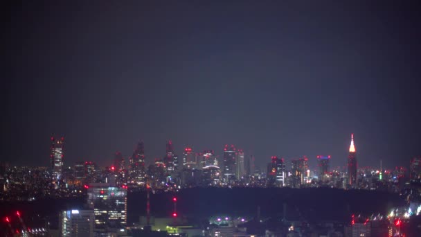 I Shinjuku, Tokyo skyline upplyst på natten — Stockvideo