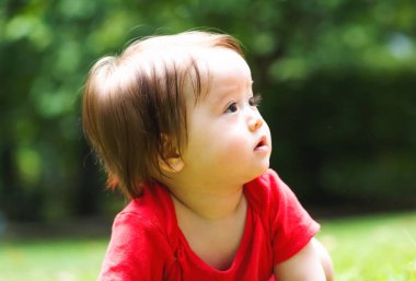 Erkek dışında oynarken mutlu bebek