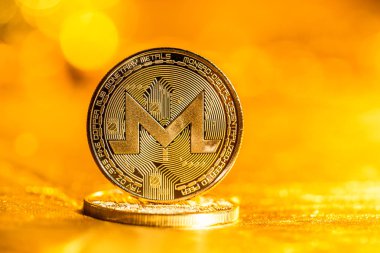 Altın arka plan üzerinde Monero cryptocurrency