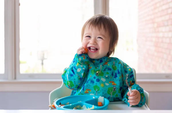 Feliz niño comiendo la cena — Foto de Stock