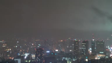 Osaka üzerinde yağmur gece hızlandırılmış