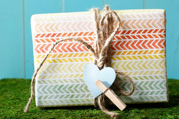 Kalp süslemeleri ile küçük hediye kutusu — Stok fotoğraf