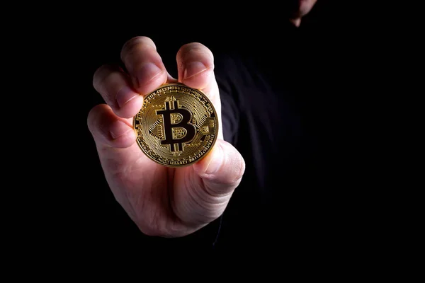 Bitcoin moneta criptovaluta con un uomo in tuta — Foto Stock