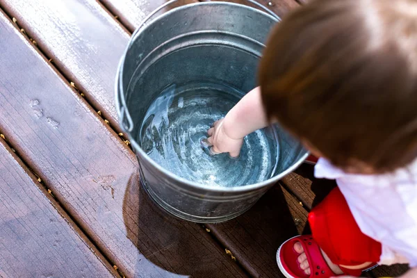 Gelukkig peuter jongen buiten spelen — Stockfoto