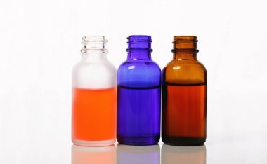 Beyaz damlalıklı şişeler