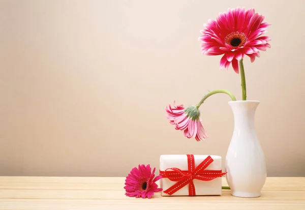 Gerbera fiori in un vaso bianco — Foto Stock