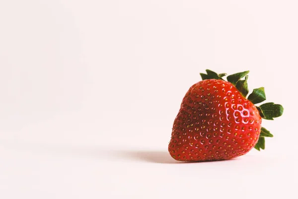 A ripe red strawberry — Stock Photo, Image