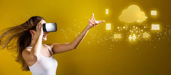 Cloud Computing con donna utilizzando un auricolare realtà virtuale — Foto Stock