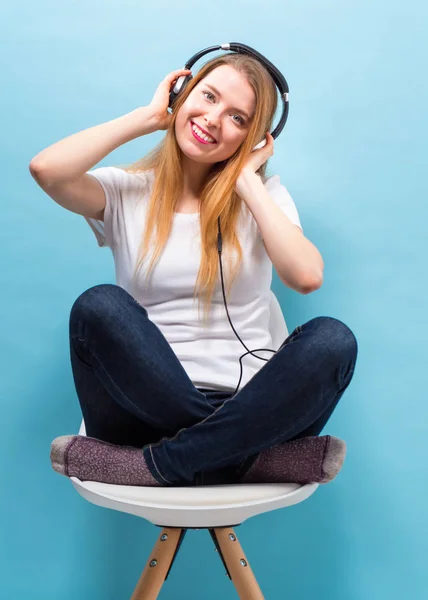 Mujer joven feliz con auriculares — Foto de Stock