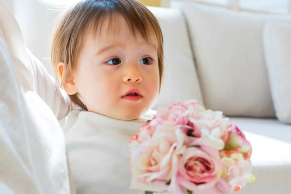 Felice bambino bambino che gioca con i fiori — Foto Stock