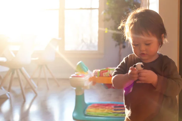 Glada barnet pojke leker med leksaker — Stockfoto