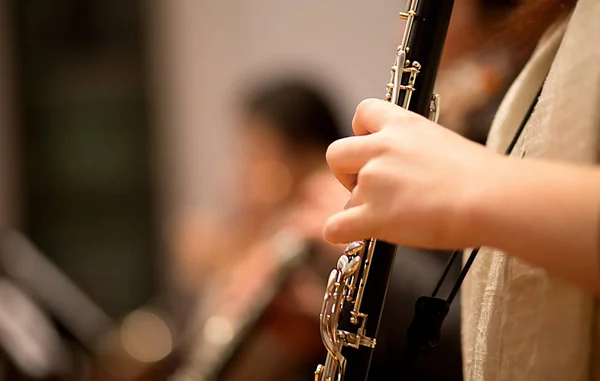 Oboe tocando en una orquesta — Foto de Stock