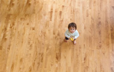 Oynarken küçük yürümeye başlayan çocuk