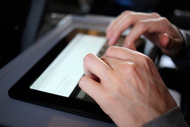 Eller dijital akıllı tablet kullanma