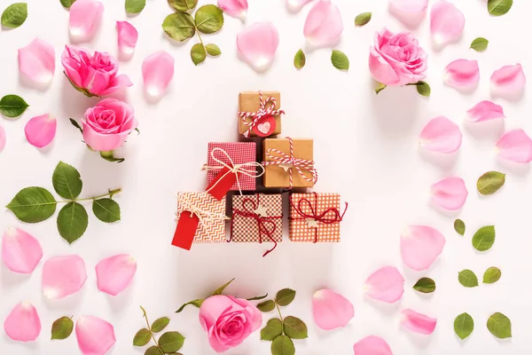Розы и коробки с подарками — стоковое фото