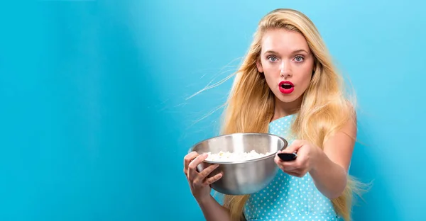 Mujer joven comiendo palomitas de maíz — Foto de Stock