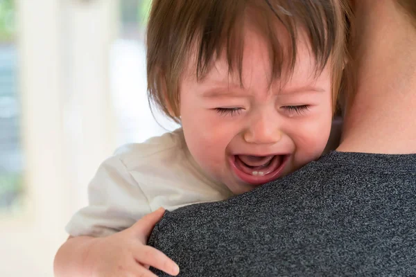 Boos peuter jongen huilen in zijn huis — Stockfoto