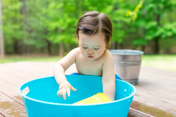 Kleinkind spielt in einer kleinen Badewanne — Stockfoto