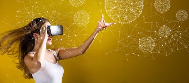 Teknoloji geometrik poligonal küreler bir Vr kullanan kadın ile