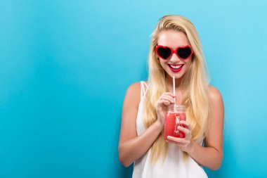 Mutlu genç kadın içme güler yüzlü