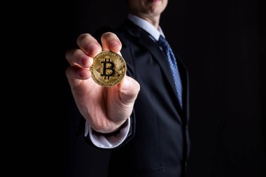 Bitcoin cryptocurrency para elbiseli bir adam ile