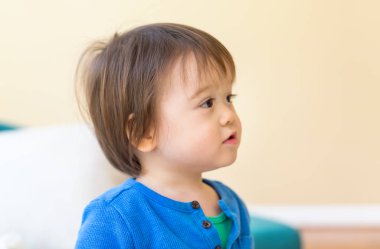 Oynarken mutlu yürümeye başlayan çocuk