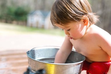 Dışında oynarken mutlu yürümeye başlayan çocuk
