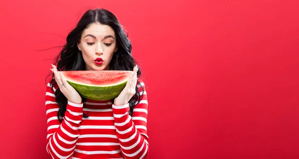 Gelukkige jonge vrouw met watermeloen — Stockfoto